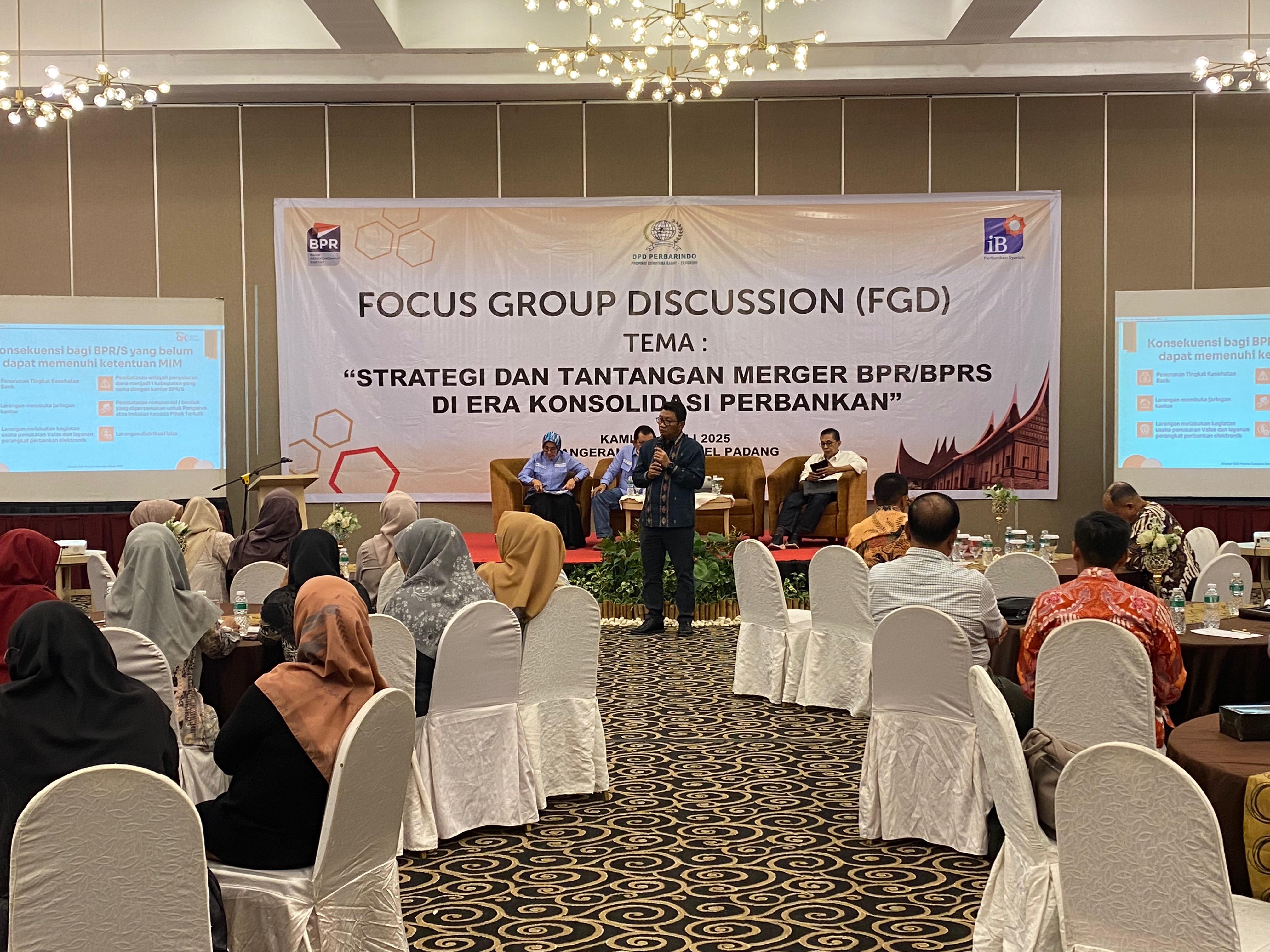 DPD Perbarindo Sumbar-Bengkulu menggelar FG bertema &rdquo;Strategi dan Tantangan Merger BPR-BPRS di Era Konsolidasi Perbankan&rdquo; di Hotel Pangeran Beach Padang, Kamis (24/7).