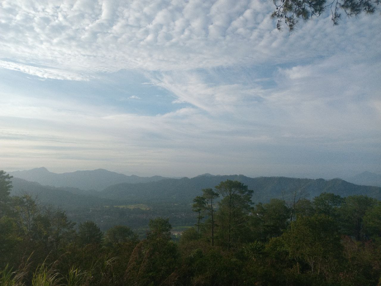 Keindahan alam yang bisa dilihat dari ketinggian Panorama Tabek Patah.