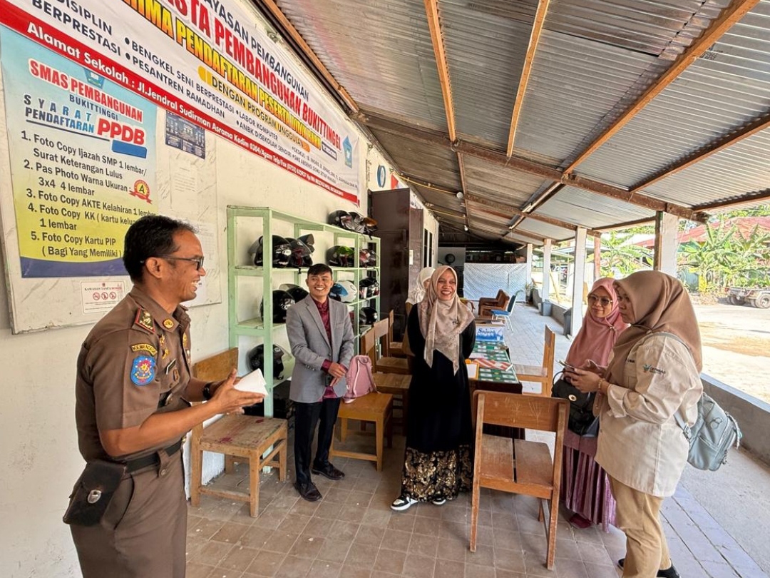 Tim ATC dan Satgas KTR Bukittinggi melakukan sidak penerapan Kawasan Tanpa Rokok (KTR) di lingkungan sekolah dan kampus, Senin (21/7/2025).(Foto: ATC)