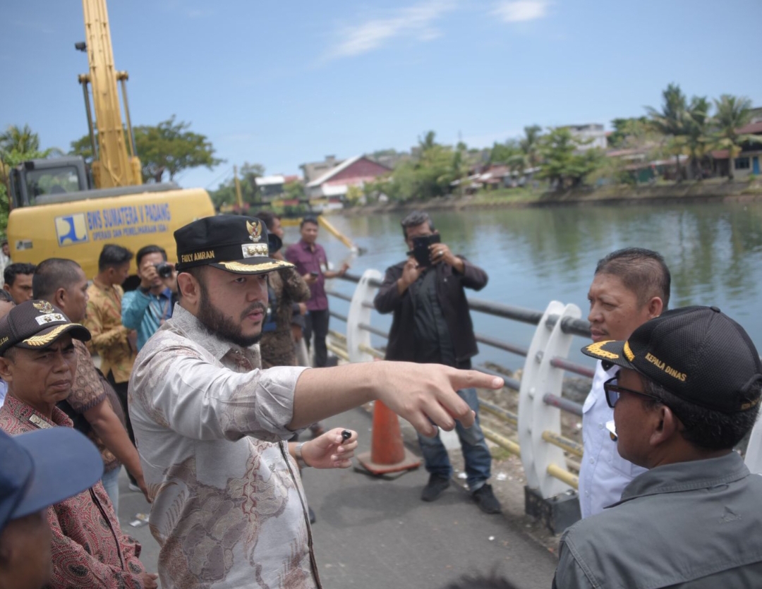 Wali Kota Padang tinjau pengerukan Batang Arau untuk lomba Selaju Sampan dan kembangkan potensi wisata sungai. (Foto: Prokopim)