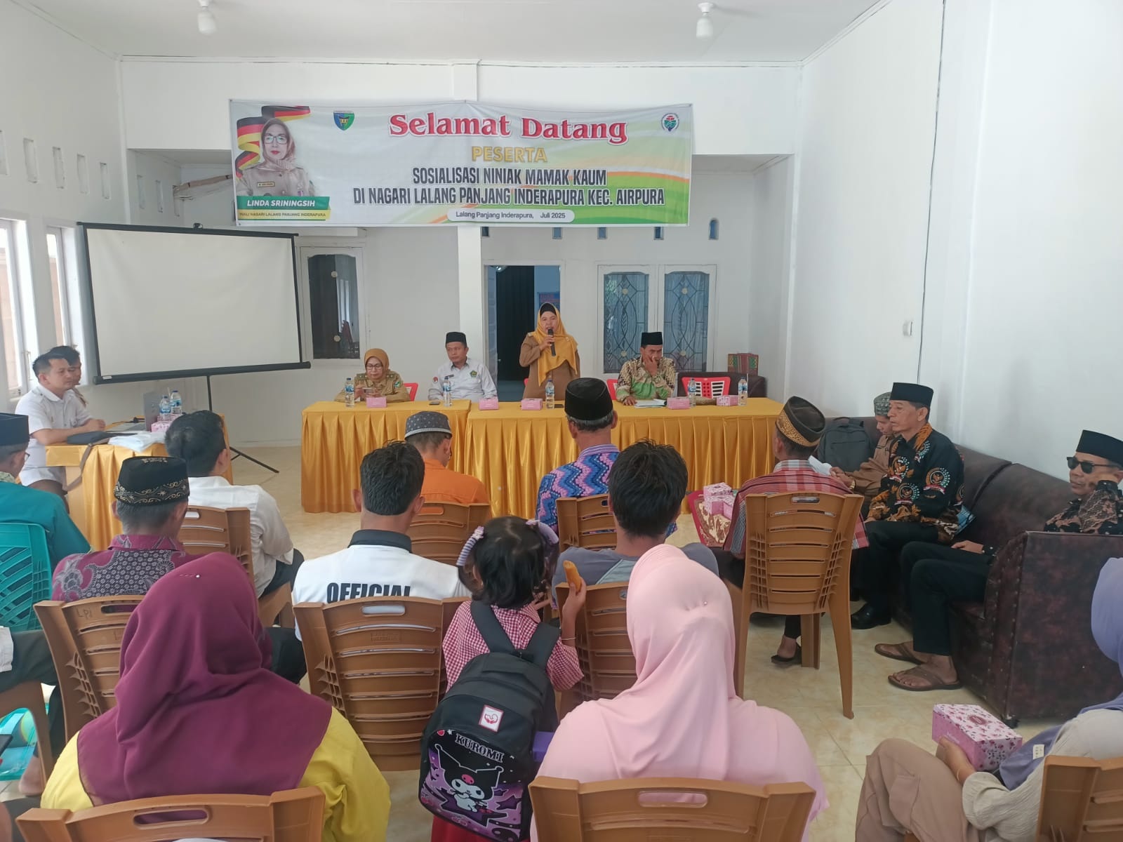Camat Airpura, Surmayenti didampingi Wali Nagari Lalang Panjang Inderapura, Linda Sriningsih menyampaikan arahan pada sosialisasi ninik mamak di aula kantor wali nagari setempat, Senin lalu.