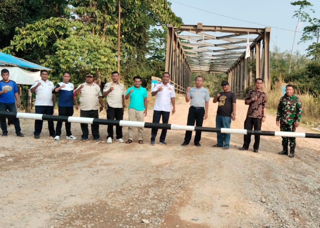 Dishub Pemkab Dharmasraya bersama Forkopimda memasang portal di ruas jalan strategis demi cegah kerusakan jalan dan keselamatan warga.(Foto: Tangkapan layar video)