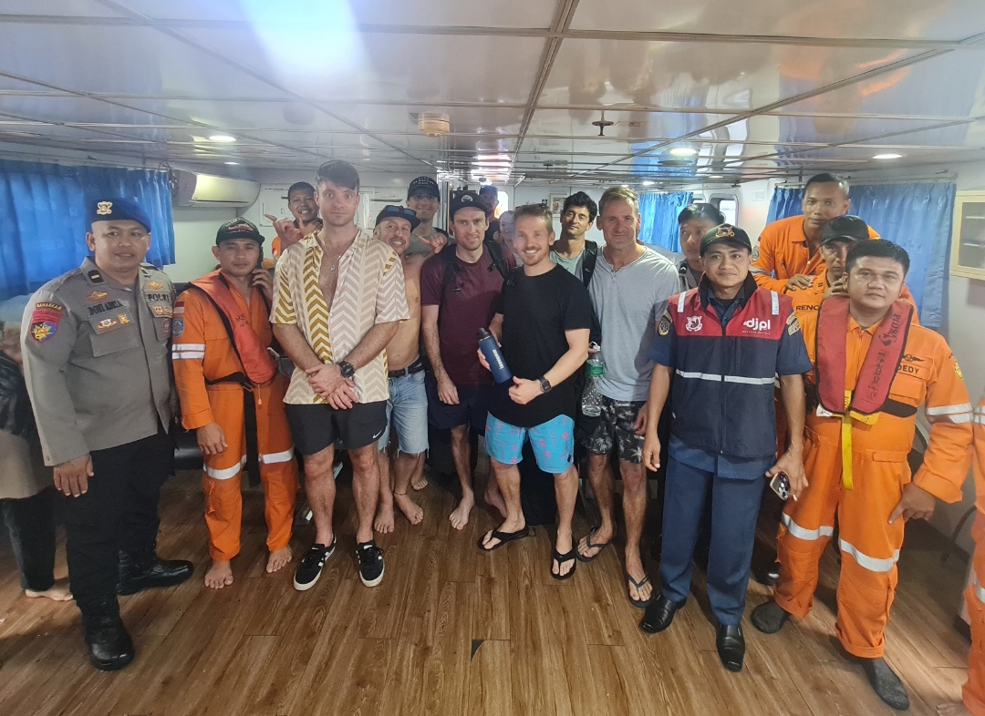 Tim SAR gabungan sukses menggelar operasi penyelamatan 16 penumpang dan ABK KM Sueisan Indo Satu, Sabtu (26/7/2025). (Foto: Kantor SAR Kelas A Padang)
