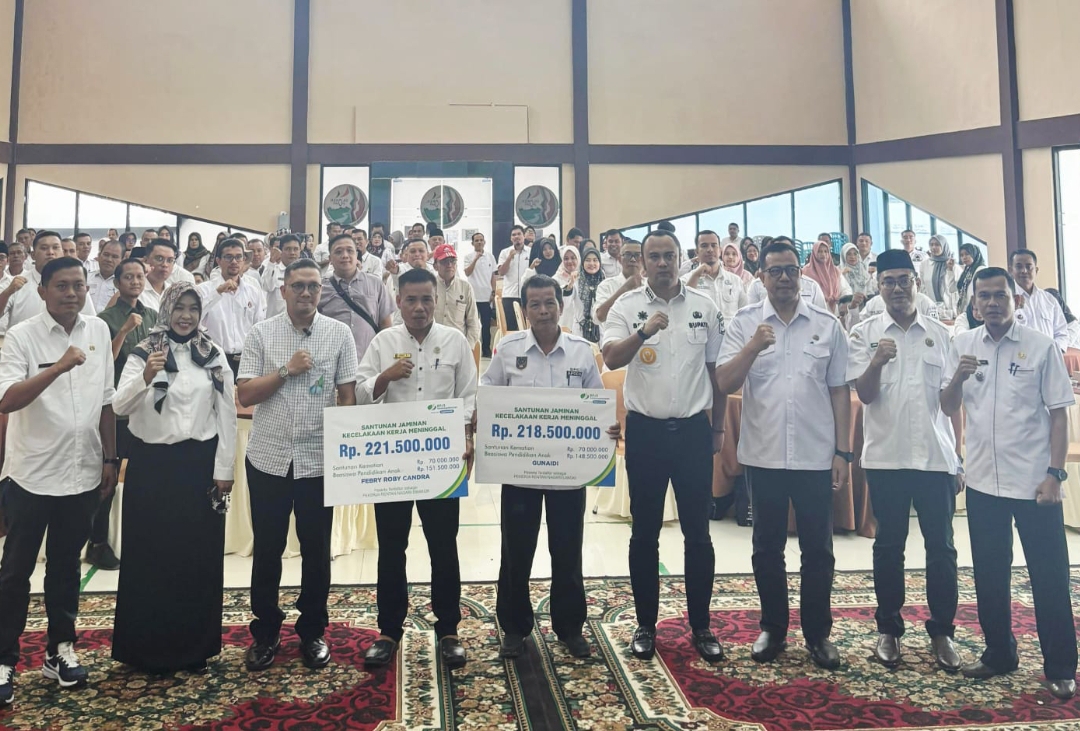 Kegiatan penyaluran santunan kecelakaan pekerja di Kabupaten Sijunjung beberapa waktu lalu. (Foto: Humas)