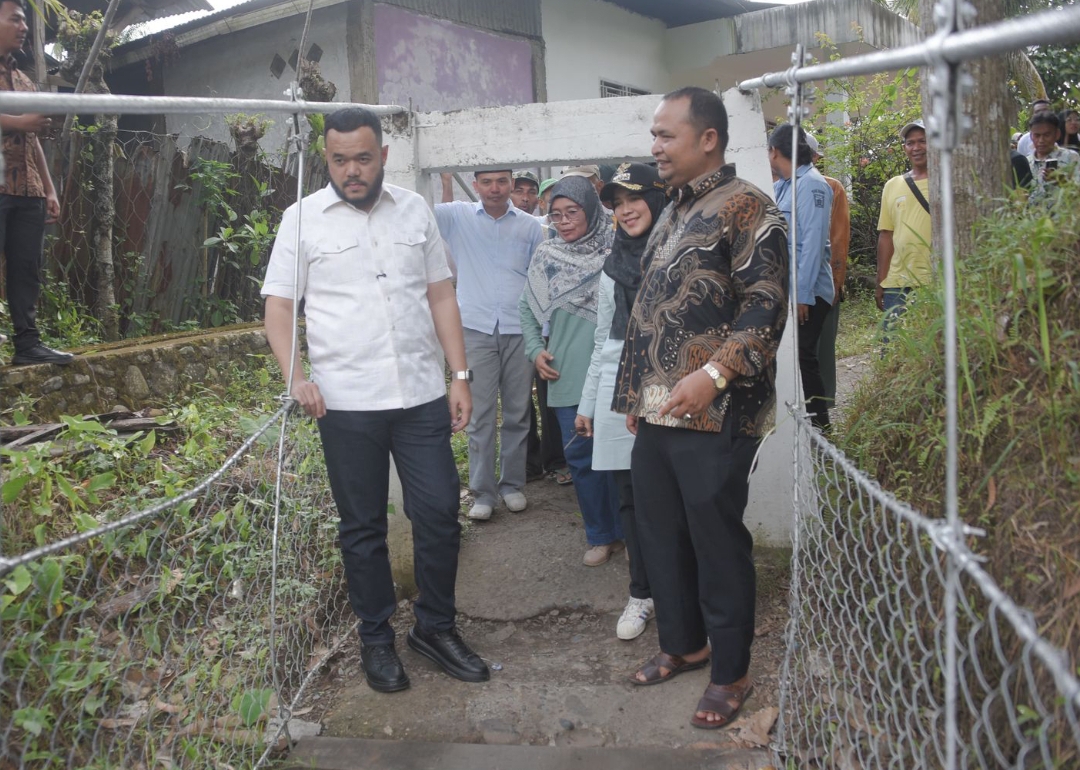 Wali Kota Padang Fadly Amran meninjau lokasi pembangunan jembatan dan jalan di Kelurahan Koto Luar (Koto Lua), Kecamatan Pauh, Minggu (27/7/2025).(Foto: Prokopim)