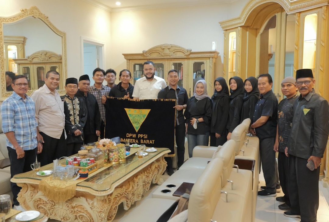 Para atlet Pencak Silat Sumbar foto bersama Wali Kota Padang Fadly Amran sebelum berangkat ke Fornas 2025 di NTB. (Foto: Prokopim)