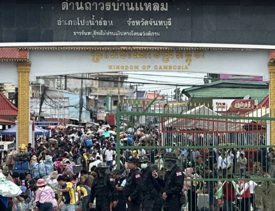 Thailand mengizinkan sekitar 20.000 warga Kamboja melintasi perbatasan melalui pos pemeriksaan di distrik Pong Nam Ron, Chanthaburi, pada Minggu (27/7). (Foto: The Nation)
