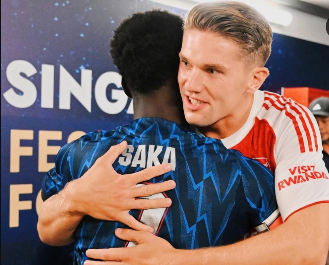 Viktor Gyokeres mengenakan jersey Arsenal untuk pertama kalinya saat diperkenalkan dalam tur pramusim di Singapura.(Foto: Instagram @arsenal)