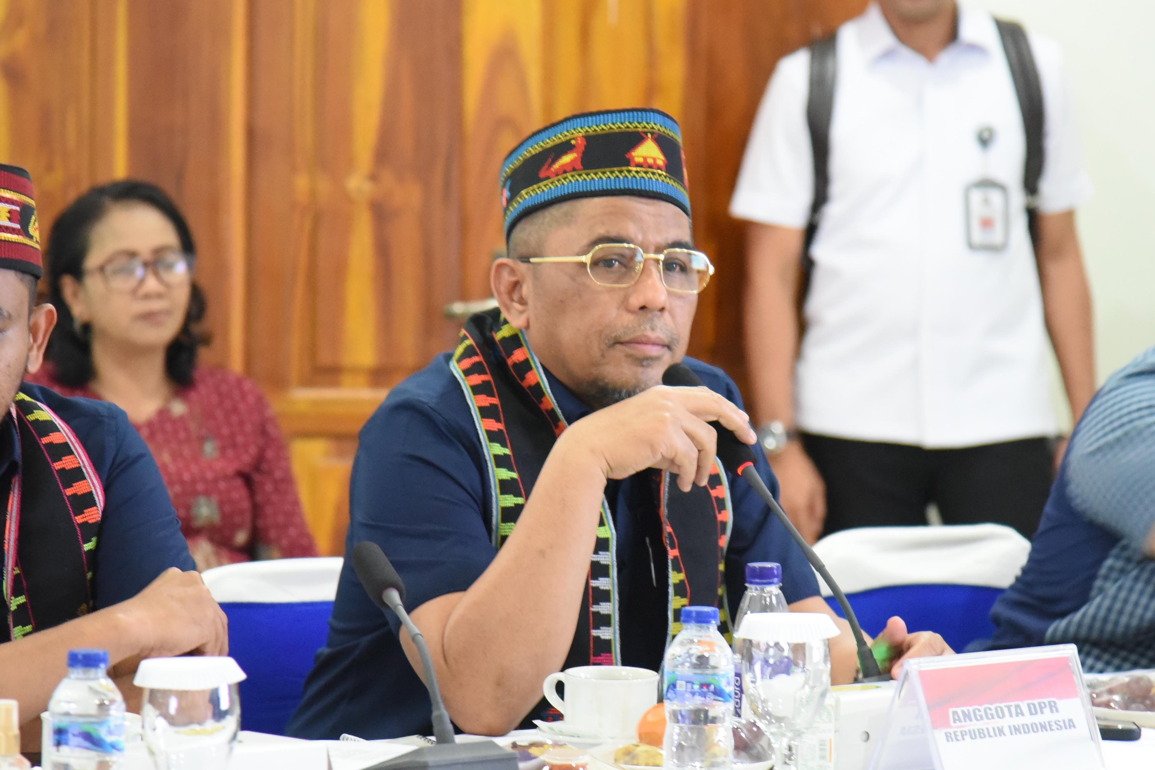 Anggota Komisi XIII DPR RI H. Arisal Aziz minta peningkatan layanan imigrasi di Labuan Bajo. 58 ribu wisatawan asing tercatat keluar masuk awal 2025.