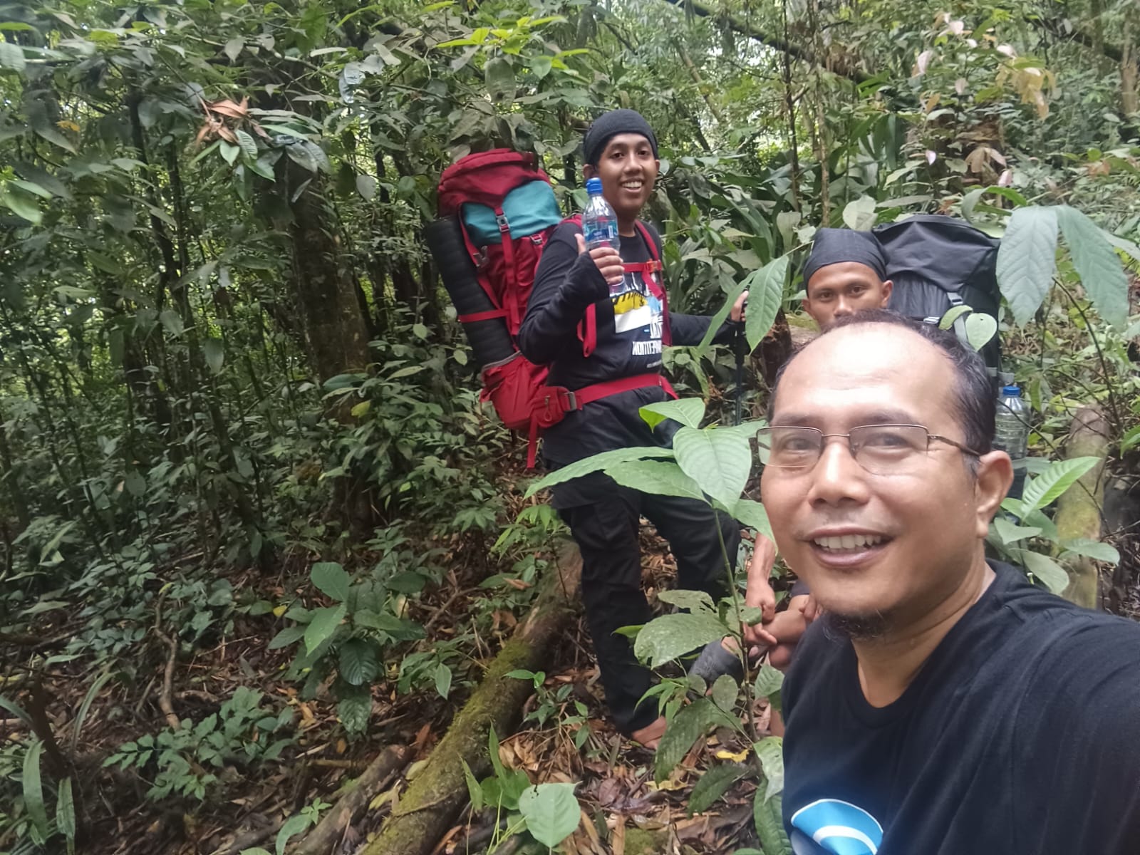 SEMANGAT: Two Efly (kanan) bersama anaknya Azib Fattah MP (kiri) dalam pendakian ke Gunung Sago, Kabupaten Limapuluh Kota, Sabtu (26/7).(TWO EFLY/PADEK)