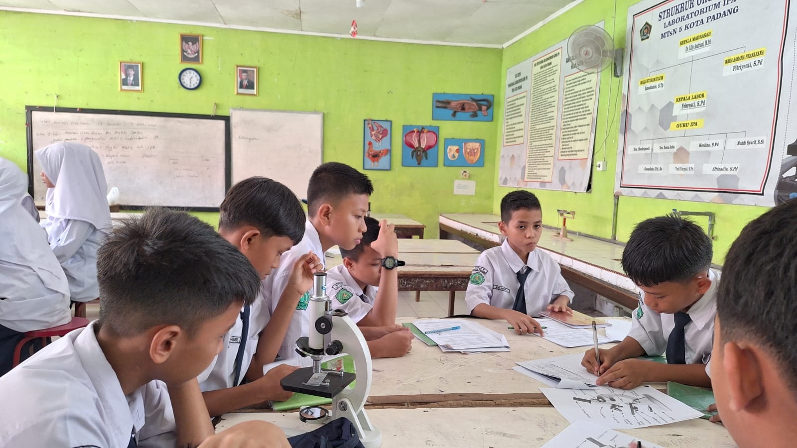 SERIUS: Siswa MTsN 5 Padang terlihat sedang asyik melakukan praktik pembelajaran IPA.(TIM LAMAN GURU)