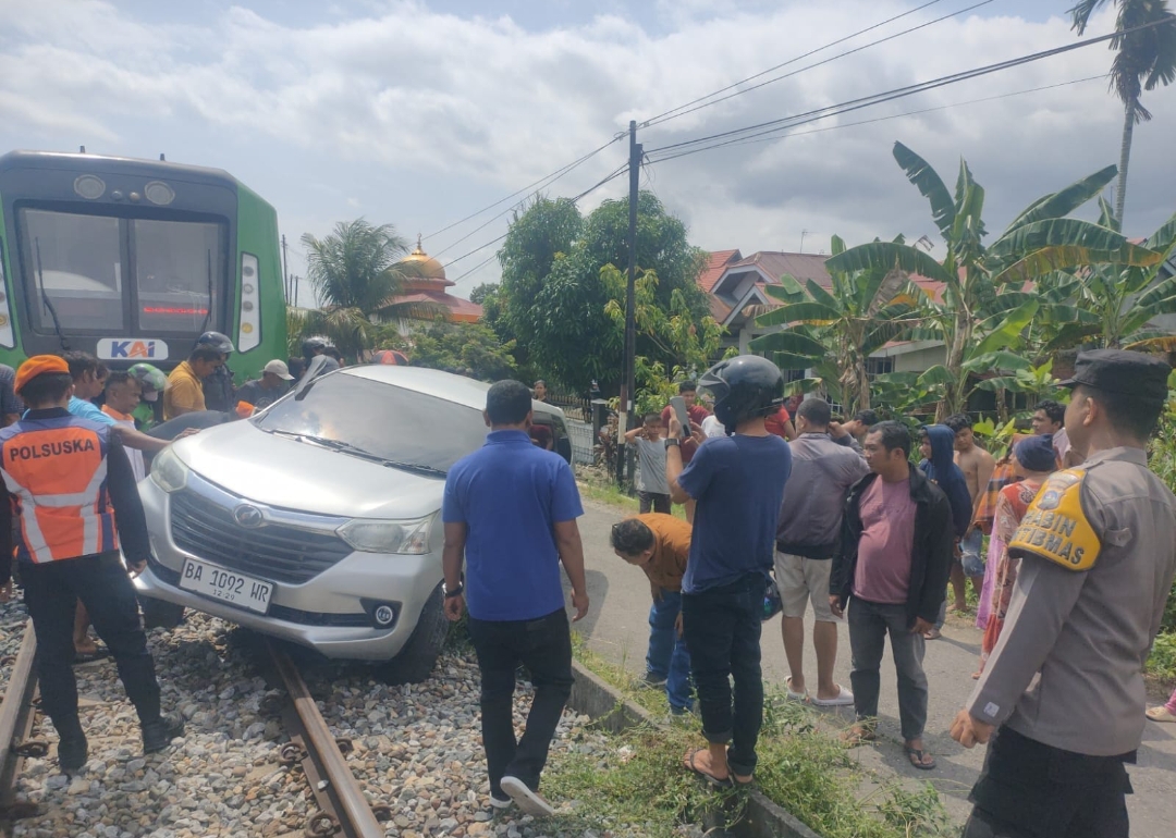 Kecelakaan Kereta Api Minangkabau Ekspres tabrak mobil di Lubukbuaya, Kototangah, Kota Padang, Minggu (27/7/2025). (Polsek Kototangah)