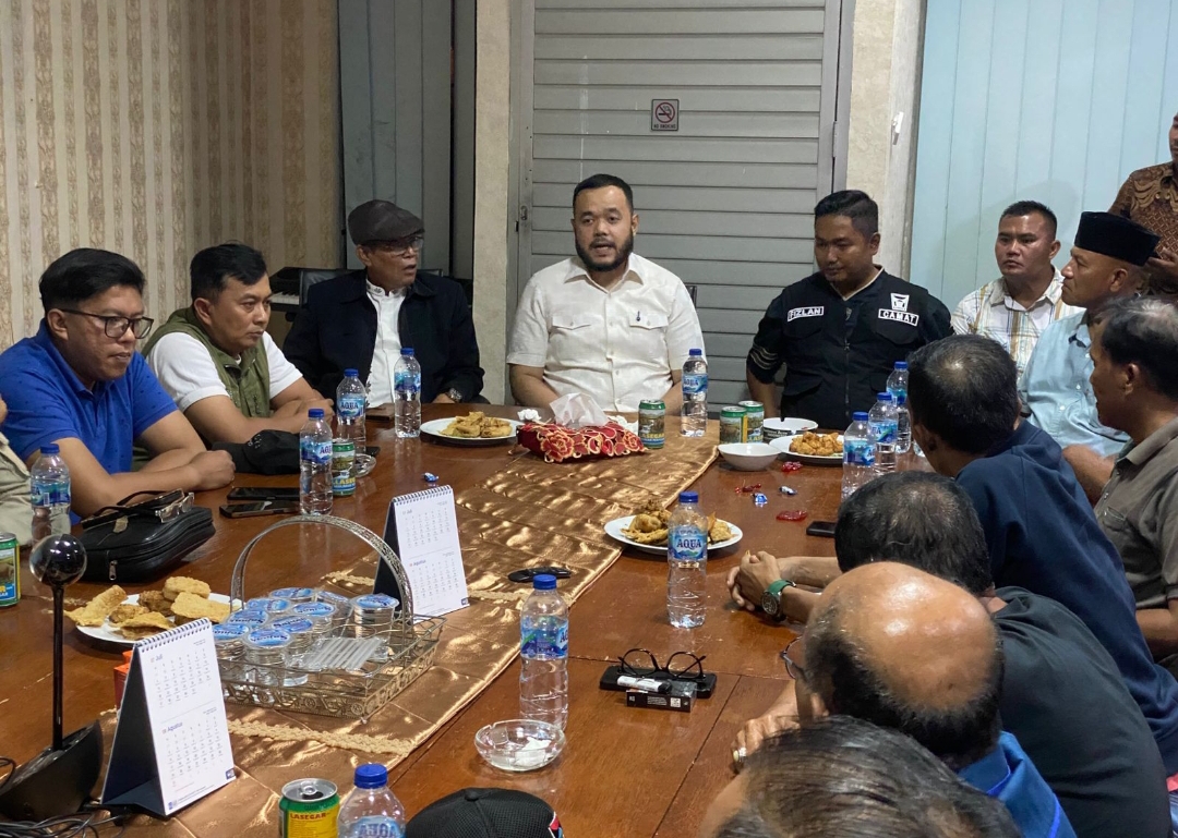 Wali Kota Padang Fadly Amran memimpin mediasi kericuhan di Kelurahan Padang Sarai, Kecamatan Koto Tangah, Minggu (27/7/2025). (Foto: Prokopim)