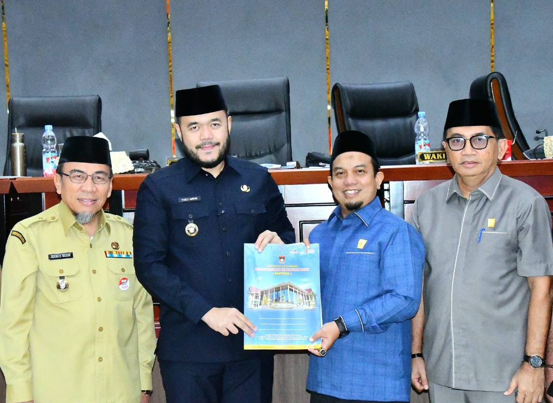 Wali Kota Padang Fadly Amran dan Ketua DPRD Muharlion memperlihatkan dokumen RPJMD Kota Padang 2025&ndash;2029 bersama Wawako dan pimpinan DPRD usai Rapat Paripurna, Senin (28/7/2025).(Foto: Prokopim)