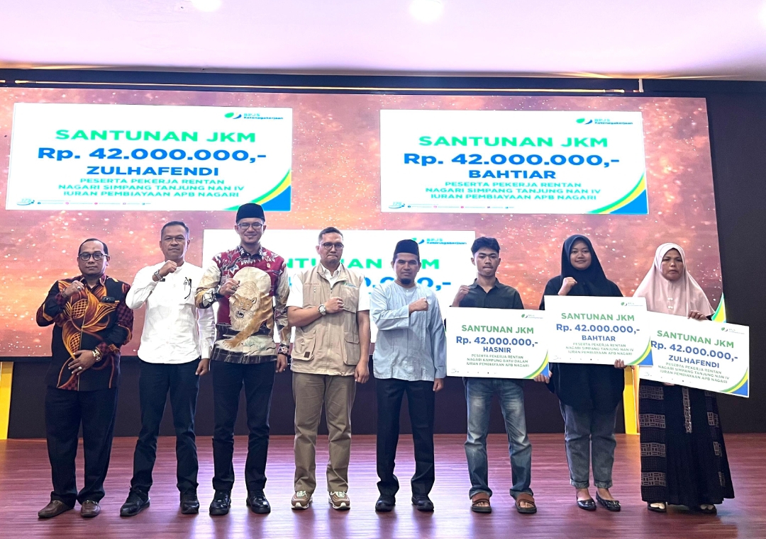 Wabup dan Ketua DPRD Kab. Solok memberikan simbolis manfaat santunan pada kegiatan launching pekerja rentan nagari.(Foto: Humas)