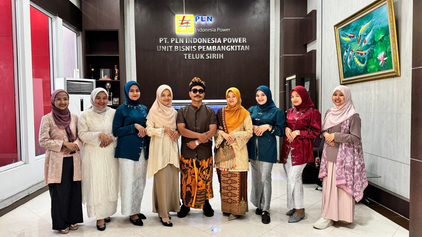 BANGGA: Beberapa Srikandi PLN IP UBP Teluk Sirih berfoto mengenakan kebaya memperingati Hari Kebaya Nasional 2025, beberapa waktu lalu.(PLN FOR PADEK)