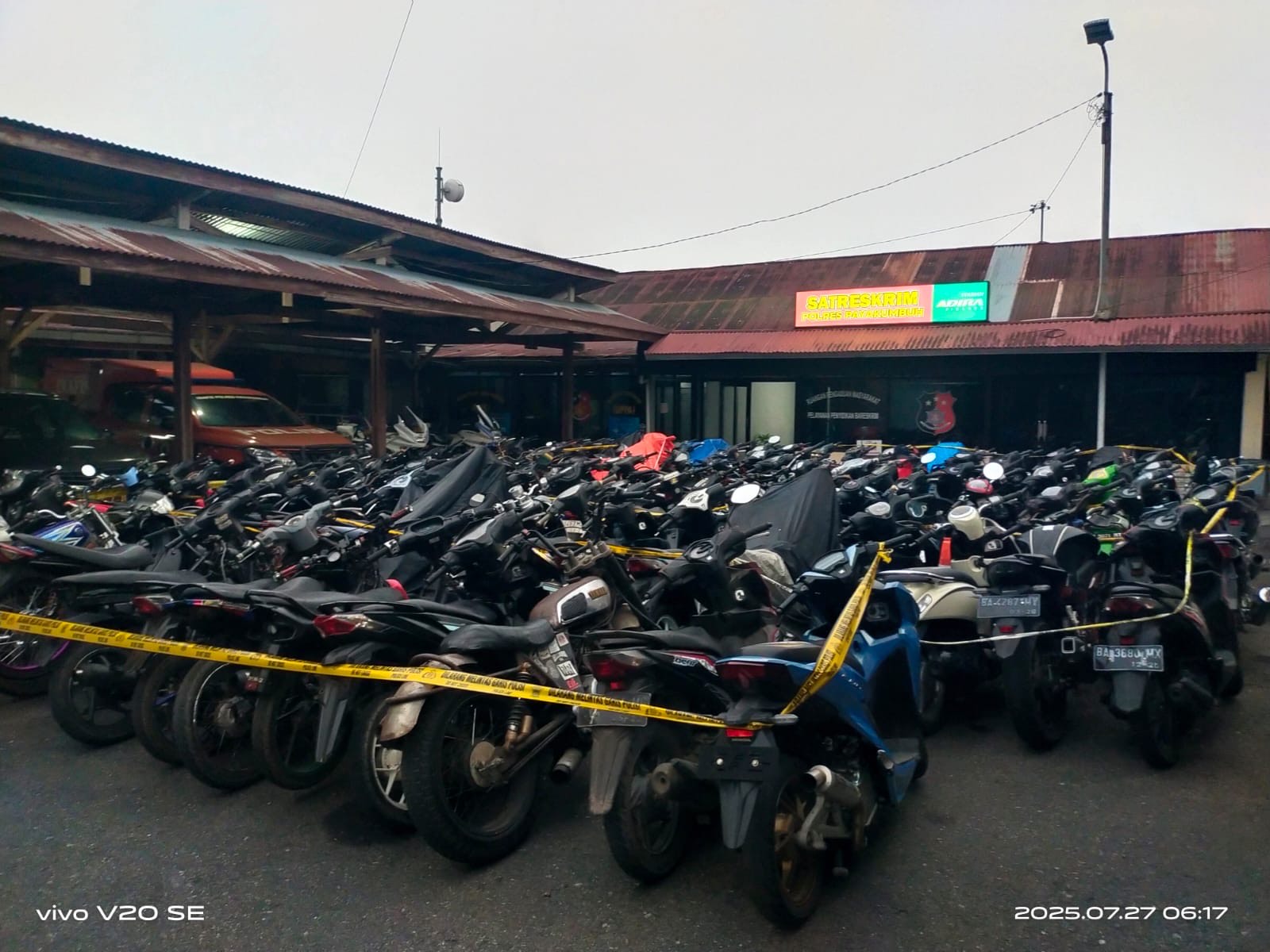 DIAMANKAN: Puluhan sepeda motor yang diamankan personel gabungan Polres Payakumbuh dalam gelaran Operasi Cipta Kondisi (Cipkon).(SY RIDWAN/PADEK)