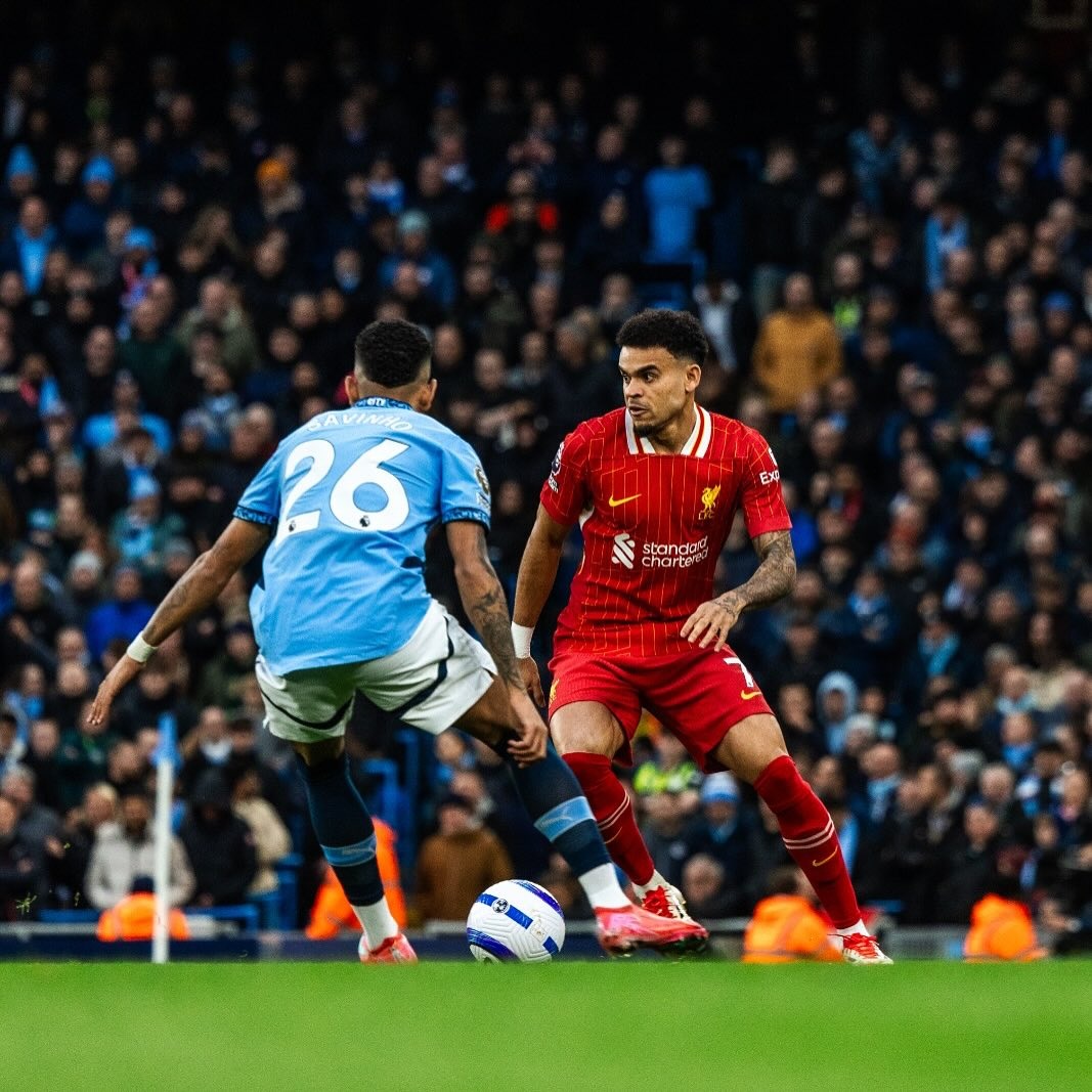Wide attacker Liverpool FC Luis Diaz (kanan) segera bergabung dengan Bayern Munchen setelah kedua klub sepakat dengan nilai transfer Rp 1,43 triliun.