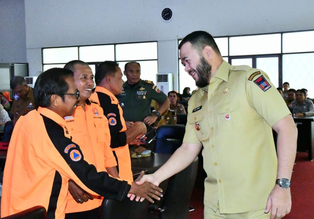 Fadly Amran bersama perwakilan kelurahan peserta program Tangguh Bencana 2025 usai pembukaan kegiatan di Gedung Bagindo Aziz Chan. (Foto: Prokopim)