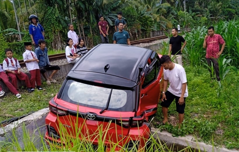 Kecelakaan Kereta Api KA Minangkabau Ekspres dengan mobil Toyota Raize di Batanganai, Padangpariaman, Selasa (29/7/2025).