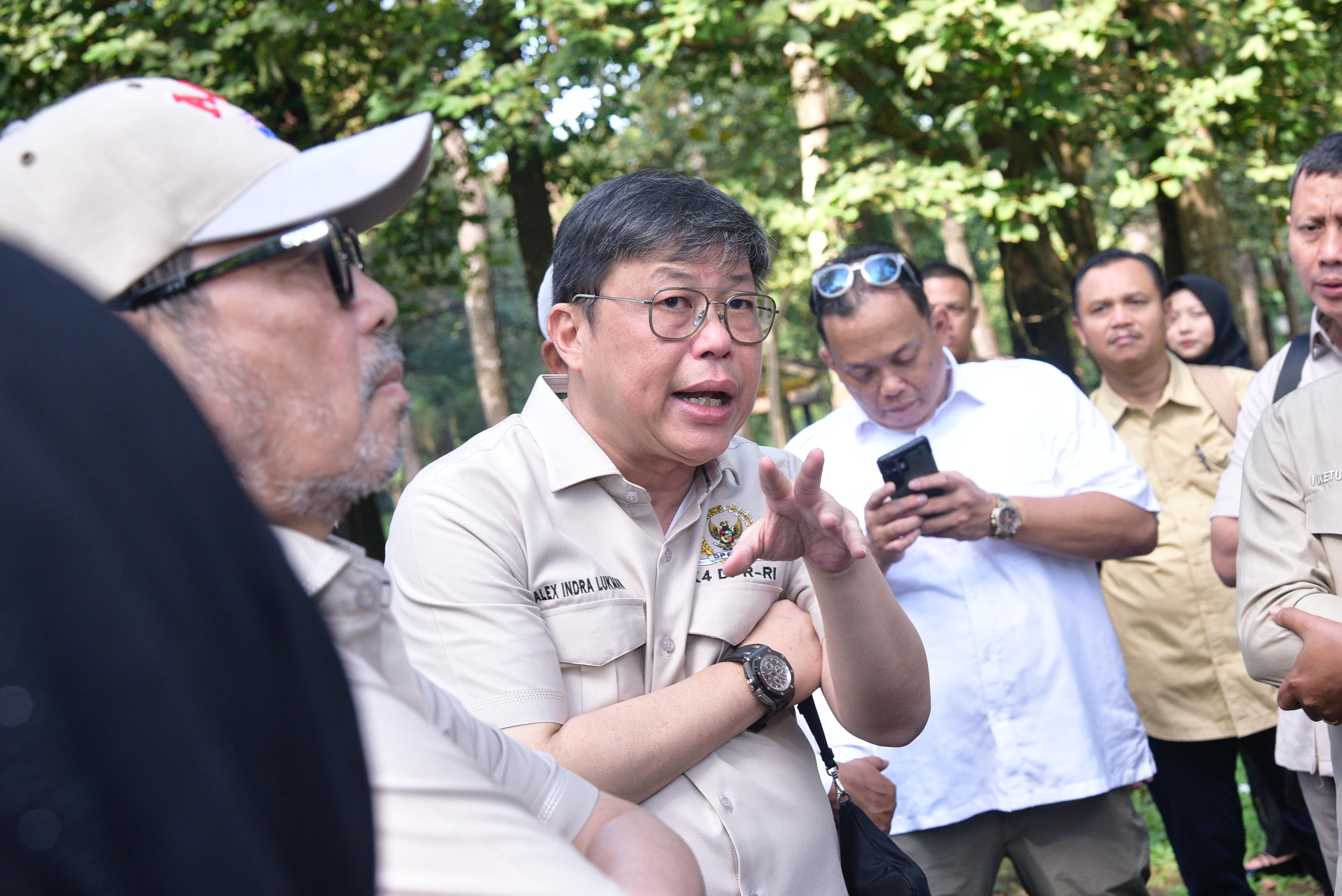 Alex Indra Lukman tegaskan beratnya tugas tim Karhutla. Sebut perlu helikopter dan dukung tindakan tegas terhadap 51 tersangka Karhutla di Riau.