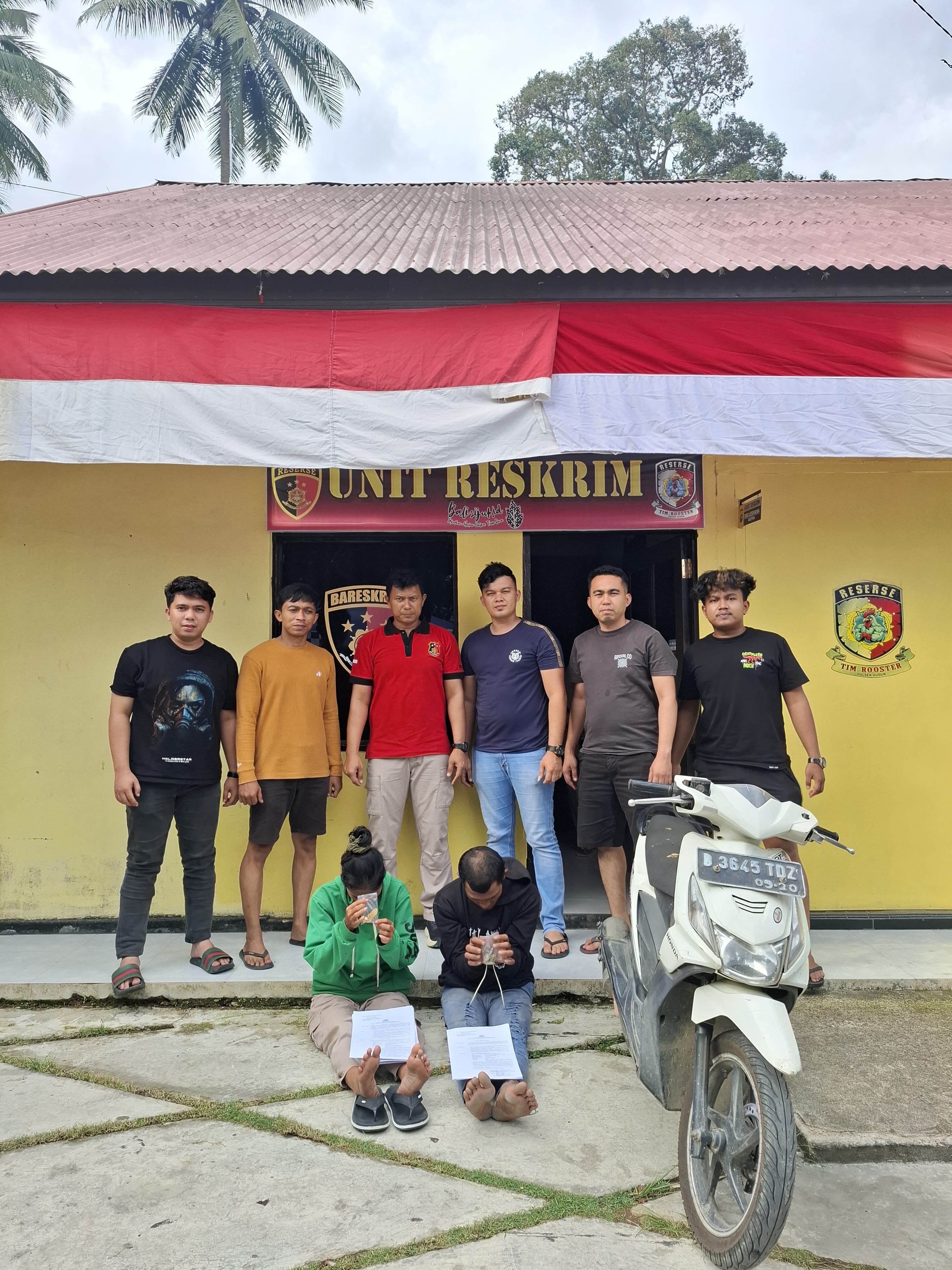 TAK BERKUTIK: Tersangka pelaku pencurian uang dan emas tak berkutik ketika ditangkap Jajaran Polsek Guguk, Kabupaten Limapuluh Kota.(SY RIDWAN/PADEK)