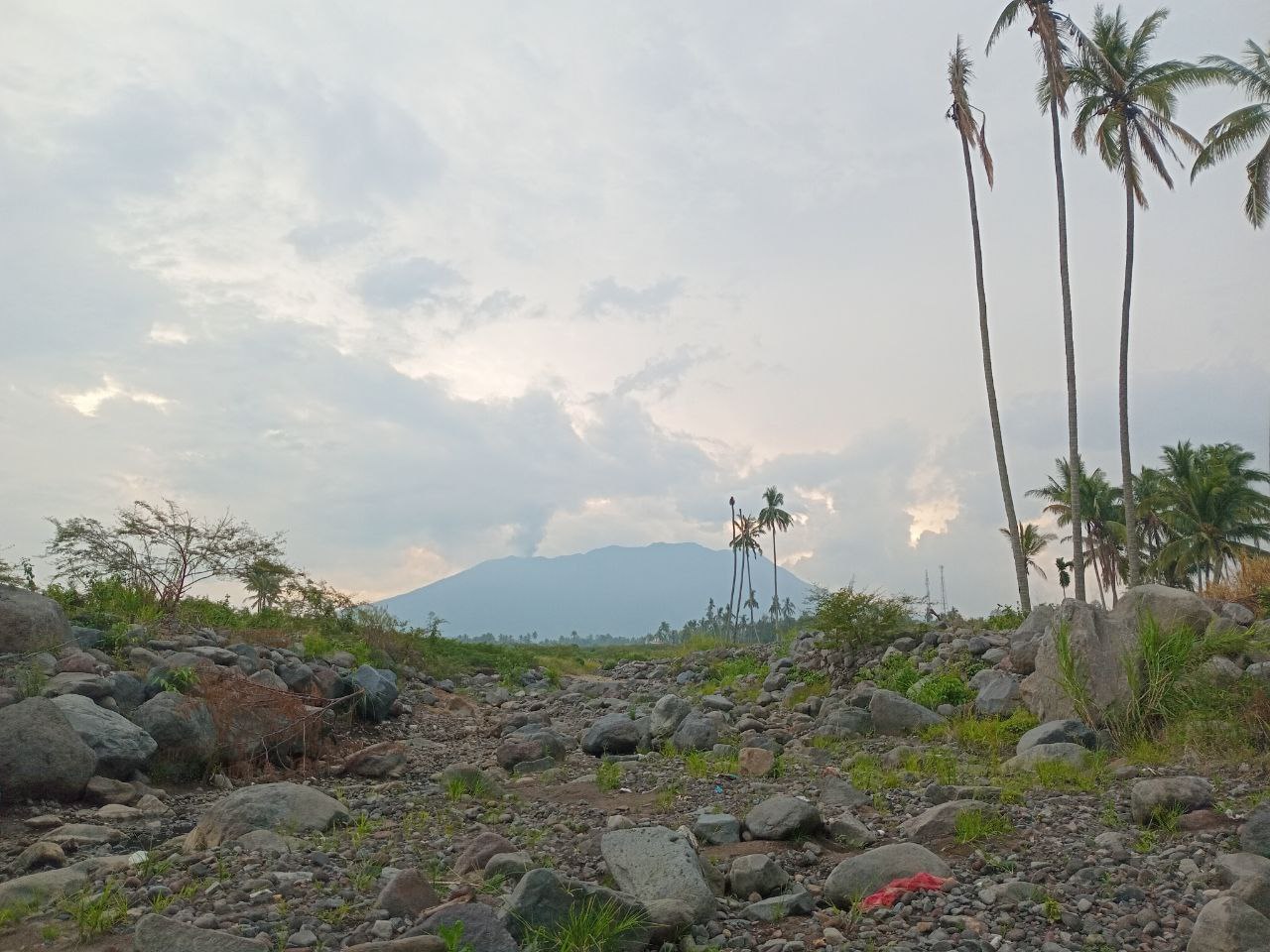 KERING: Gunung Marapi dilihat dari aliran Batang Malana yang menjadi salah satu aliran galodo pada tahun lalu di Nagari Limakaum, Tanahdatar, Minggu (27/7).(RIAN/PADEK)
