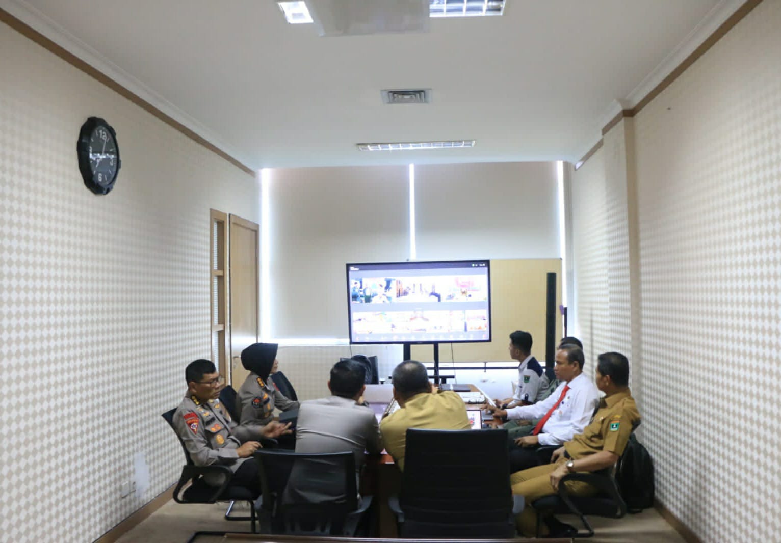 DIBAHAS: Vicon Polda Sumbar bersama Menteri Kehutanan RI Raja Juli Antoni dan Kepala BNPB Letjen TNI Suharyanto, terkait penangan Karhutla di Sumbar, Senin (28/7).(POLDA SUMBAR)