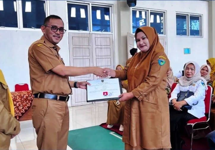 KOMPETENSI: Kadisdik Pessel, Salim Muhaimin saat menyerahkan sertifikat Evaluasi Hasil Orientasi, kepada salah seorang guru PPPK.(DOK DINAS PENDIDIKAN)