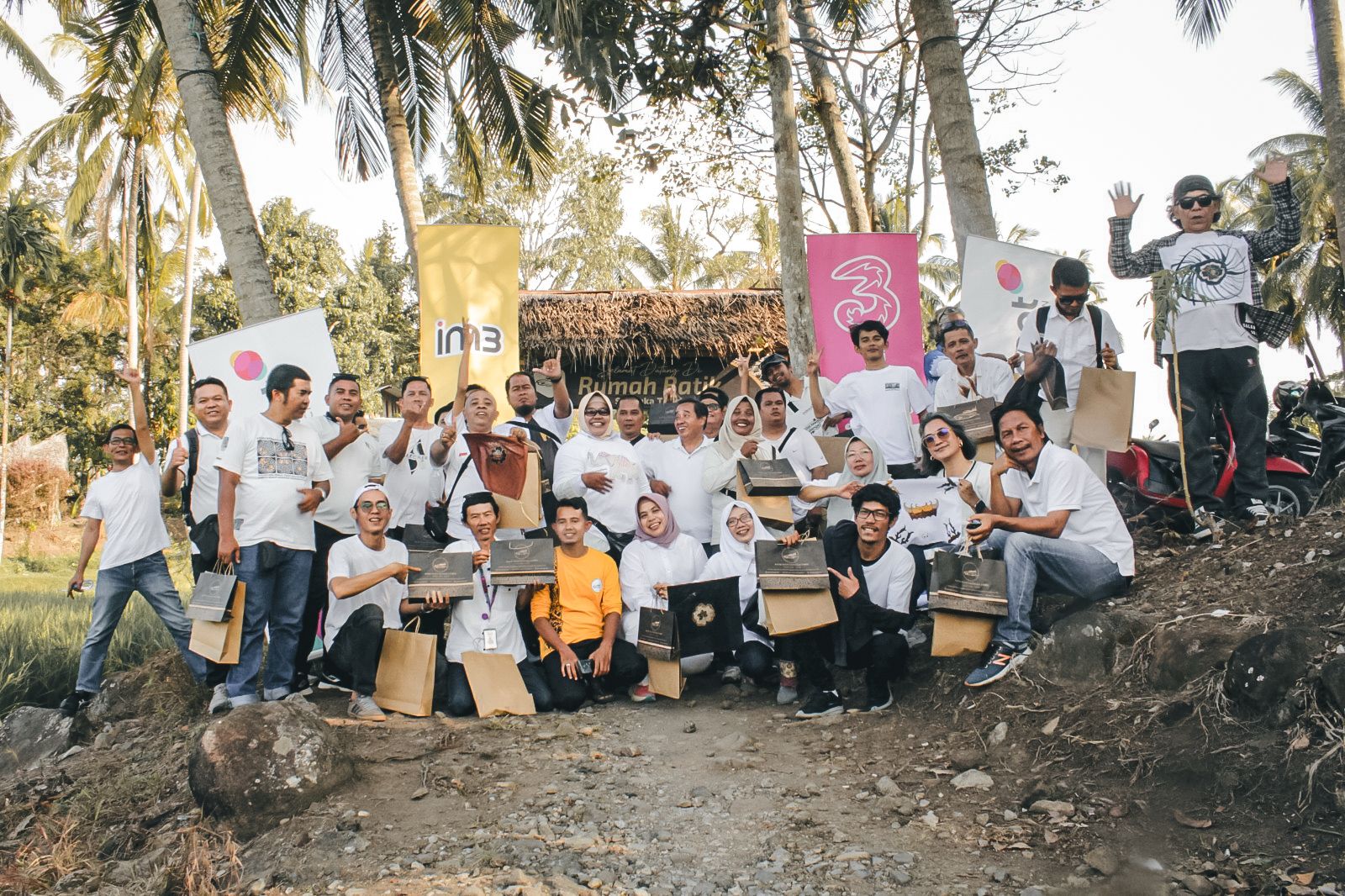Foto bersama di Gerbang Batik Salingka Tabek di Sawah Parik, Desa Bawah Duku, Kecamatan Koto Baru, Kabupaten Solok, Minggu (27/7/2025).