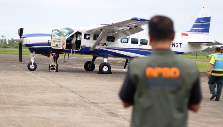 PENCEGAHAN: Jajaran BPBD Sumbar saat melakukan peninjauan pesawat untuk Operasi Modifikasi Cuaca, Jumat (25/7).(DOKUMEN BPBD SUMBAR UNTUK PADEK)