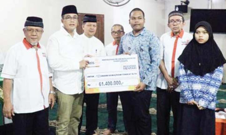 PEDULI: Sekretaris Kota Payakumbuh, Rida Ananda, menyerahkan beasiswa secara simbolis kepada siswa penerima di Masjid Ansharullah, Minggu (27/7).(PEMKO PAYAKUMBUH UNTUK PADEK)