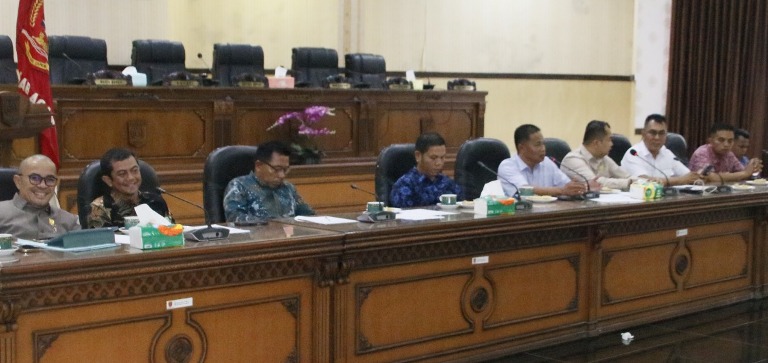 DENGAR PENDAPAT: Pansus DPRD Agam yang membidangi perizinan dan dampak lingkungan saat rapat dengar pendapat bersama masyarakat. (HASNERIL UNTUK PADEK)