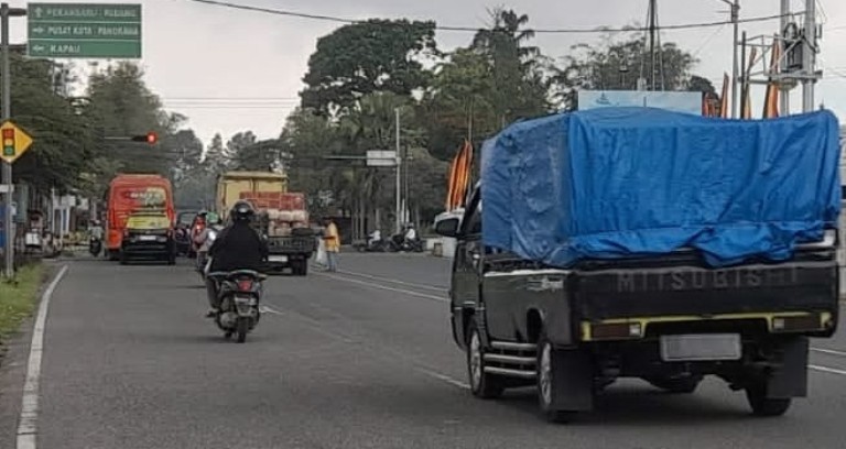 TINGKATKAN KEPATUHAN: Salah satu titik pengawasan Electronic Traffic Law Enforcement (ETLE) di Jalan By Pass sekitar Lampu Merah Mandiangin, Rabu (30/7).(HUMAS POLRESTA BUKITTINGGI UNTUK PADEK)