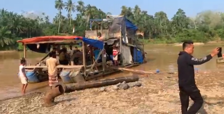 PENERTIBAN: Jajaran Polsek Sitiung 1 Koto Agung saat melakukan penidakan aktivitas tambang emas ilegal di aliran Sungai Batang Hari, Selasa (29/7).(DOKUMENTASI POLSEK SITIUNG 1 KOTO AGUNG).