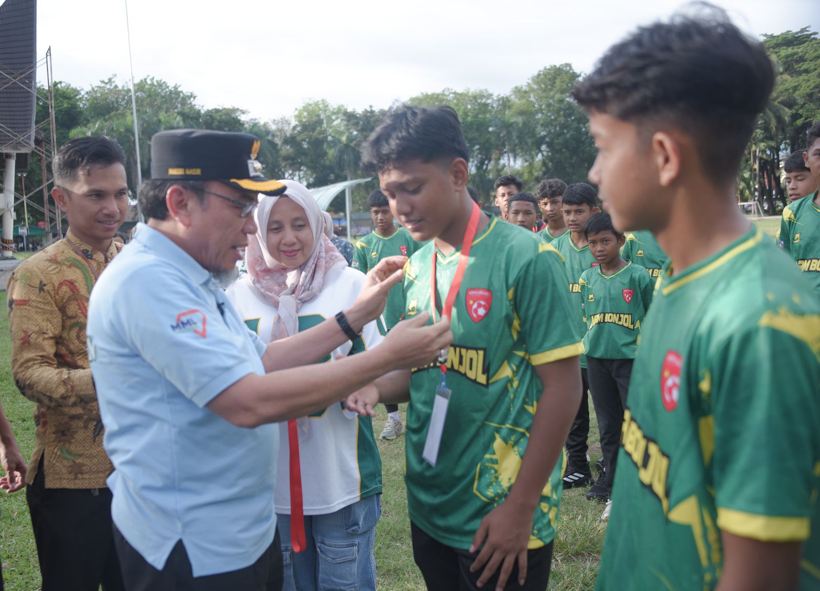 Pelepasan pemain SSB Imam Bonjol Padang U-14 yang akan berlaga di Seri Nasional Top Score National Championship 2025. (Foto: Prokopim)