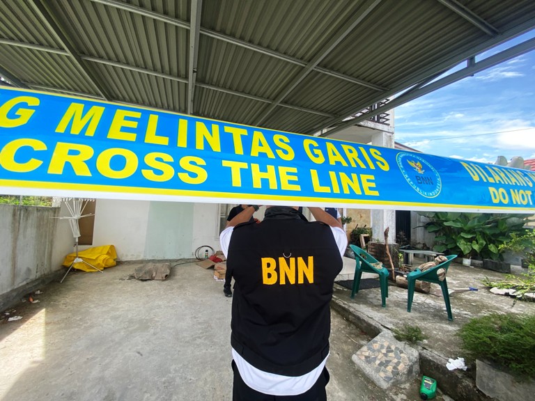 PENGEMBANGAN: Petugas BNNP Sumbar dan BNNK Payakumbuh memasang garis pengaman di rumah yang digeledah di Komplek Rasidah Residence, Payakumbuh Barat, Selasa (29/7).(SY RIDWAN/PADEK)