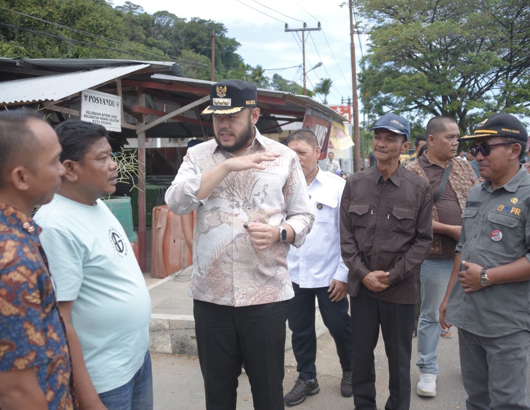 Wali Kota Padang Fadly Amran tinjau lokasi perbaikan jalan rusak. (Foto: Prokopim)