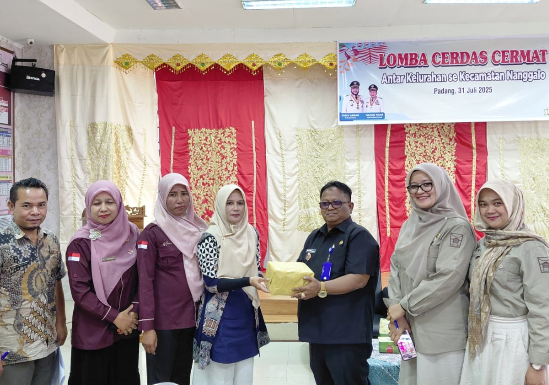Camat Nanggalo, Amrizal Rengganis, menyerahkan hadiah kepada peserta Lomba Cerdas Cermat ASN antar-kelurahan. (Foto: IST)
