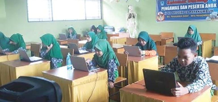 ANTUSIAS: Murid SD Negeri 28 Kota Payakumbuh ketika belajar coding di sekolah mereka. ( LAMAN GURU )
