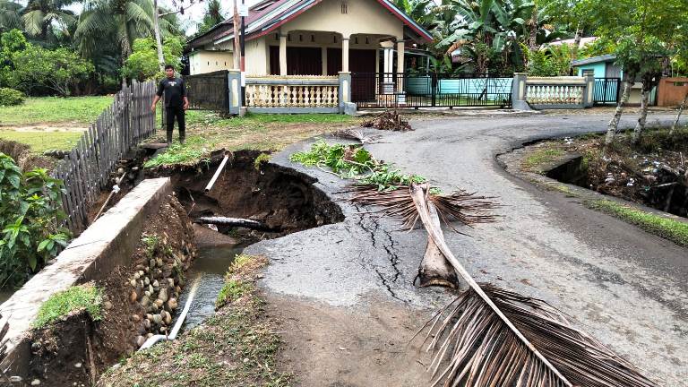 DUA TAHUN TERBENGKALAI: Terlihat kondisi ruas jalan yang rusak dan terban di Nagari Muaro Sakai, Kecamatan Pancung Soal, Kabupaten Pesisir Selatan. (DOKUMEN BS UNTUK PADEK)