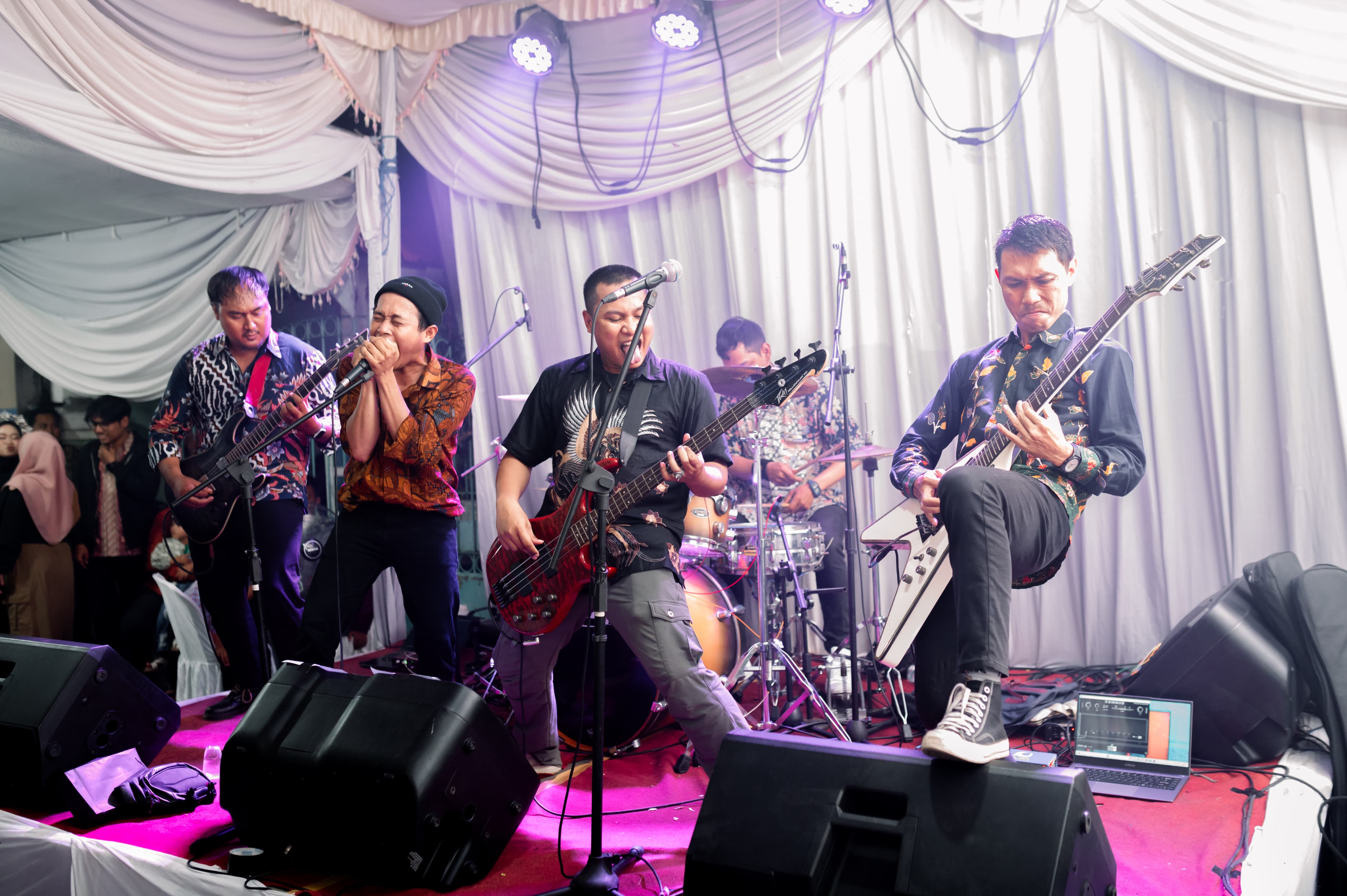 HAJAT METAL: Azam Augy Katalistyo dan istri bernyanyi dalam resepsi pernikahan mereka yang berkonsep &ldquo;Metal&rdquo; di Tandes, Surabaya, beberapa waktu lalu.(DOKUMENTASI AZAM AUGY KATALISTYO)