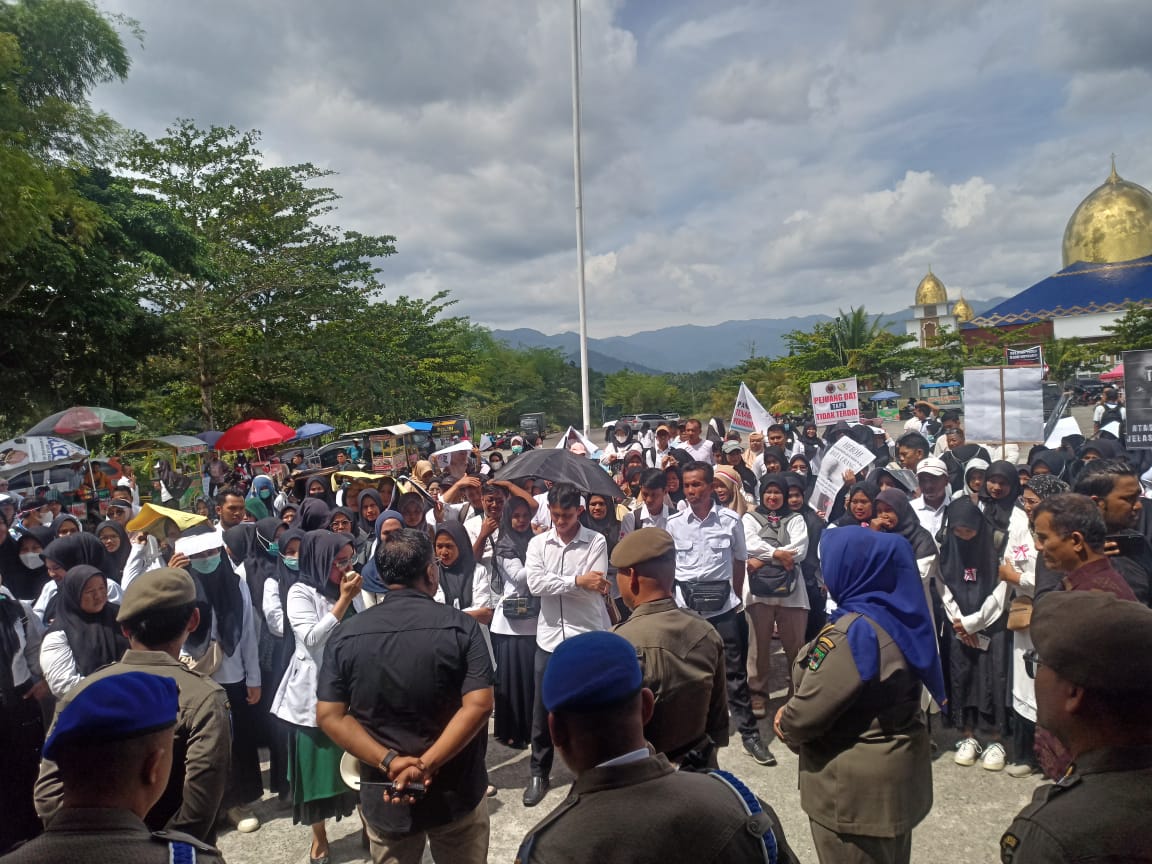 PROTES: Ribuan honorer R4 melakukan aksi di halaman Kantor Bupati Padangpariaman untuk menuntut kejelasan pengangkatan sebagai PPPK.(ARIS PG/PADEK)