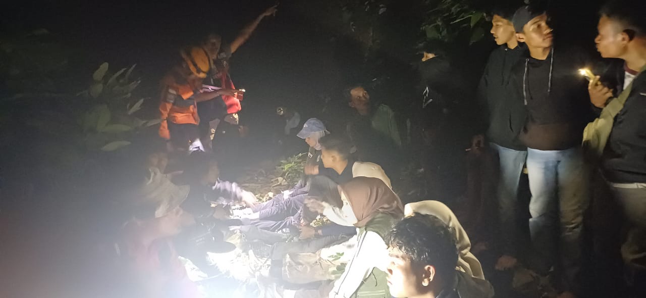 Sebanyak 24 orang, termasuk 17 mahasiswa KKN Unand dan Wali Nagari Pauh Sangik, hilang saat meninjau lokasi Kopi Hutan di Akabiluru.