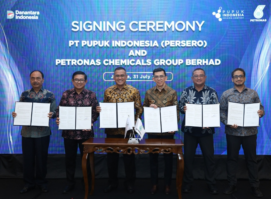 Penandatanganan MoU antara Pupuk Indonesia dan PETRONAS Chemicals di Jakarta, Kamis (31/7/2025). (Foto: Corcom)