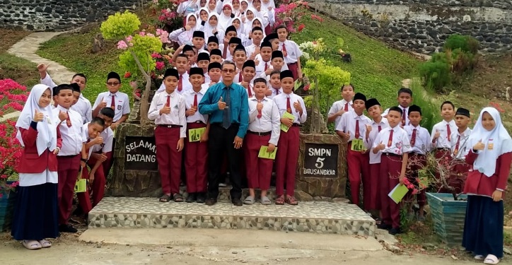 KOMPAK: Para siswa baru SMPN 5 Batusangkar terlihat akrab dengan guru mereka(TIM LAMAN GURU)