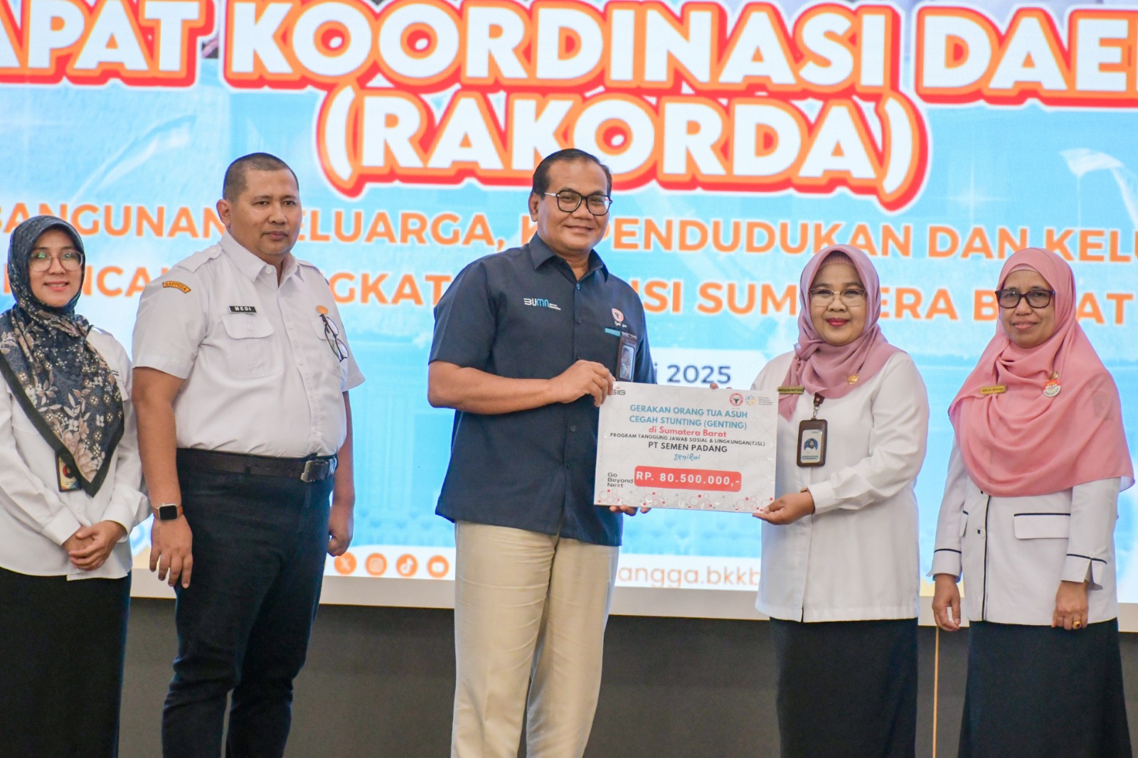 Kepala Departemen Komunikasi & Hukum Perusahaan Iskandar Z Lubis menyerahkan secara simbolis bantuan stunting kepada Kepala Perwakilan BKKBN Sumbar, Mardalena Wati Yulia.