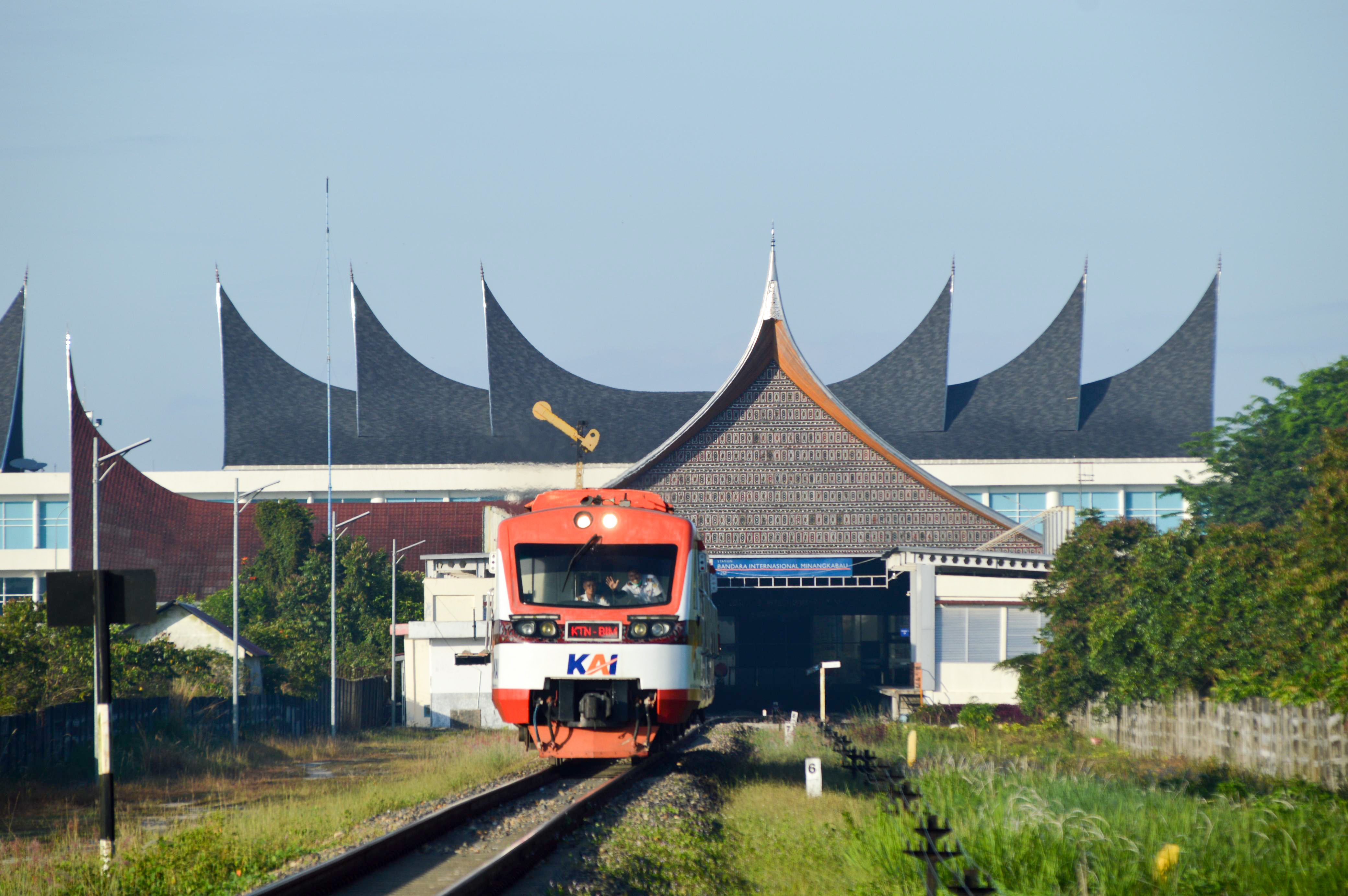 Perluasan relasi KA Lembah Anai ke Stasiun BIM mudahkan akses ke bandara dan tingkatkan konektivitas wilayah Sumbar mulai 1 Agustus 2025.