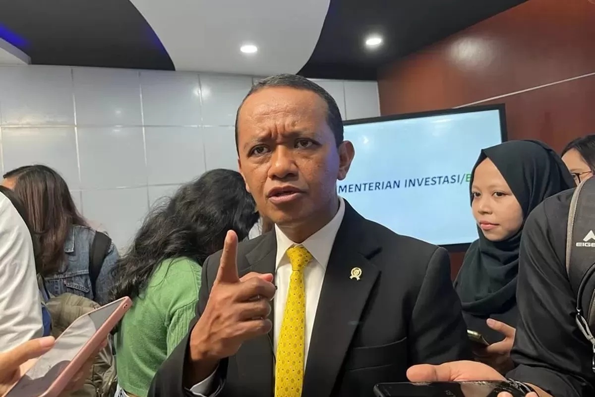 Menteri Energi dan Sumber Daya Mineral (ESDM) Bahlil Lahadalia saat diwawancarai wartawan.