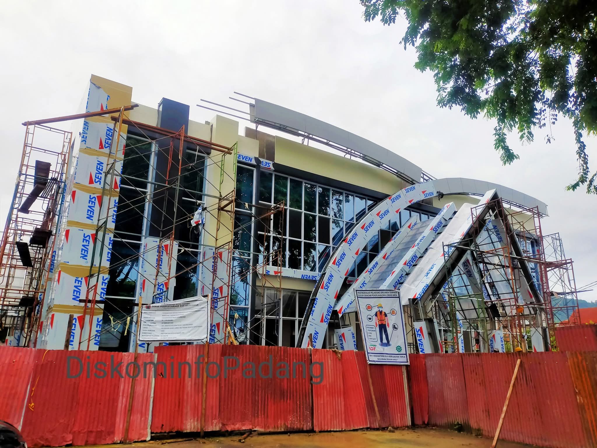 Gedung perpustakaan baru Padang senilai Rp10 miliar hampir rampung, siap digunakan November 2025, lengkap ruang anak, disabilitas, dan studio literasi.